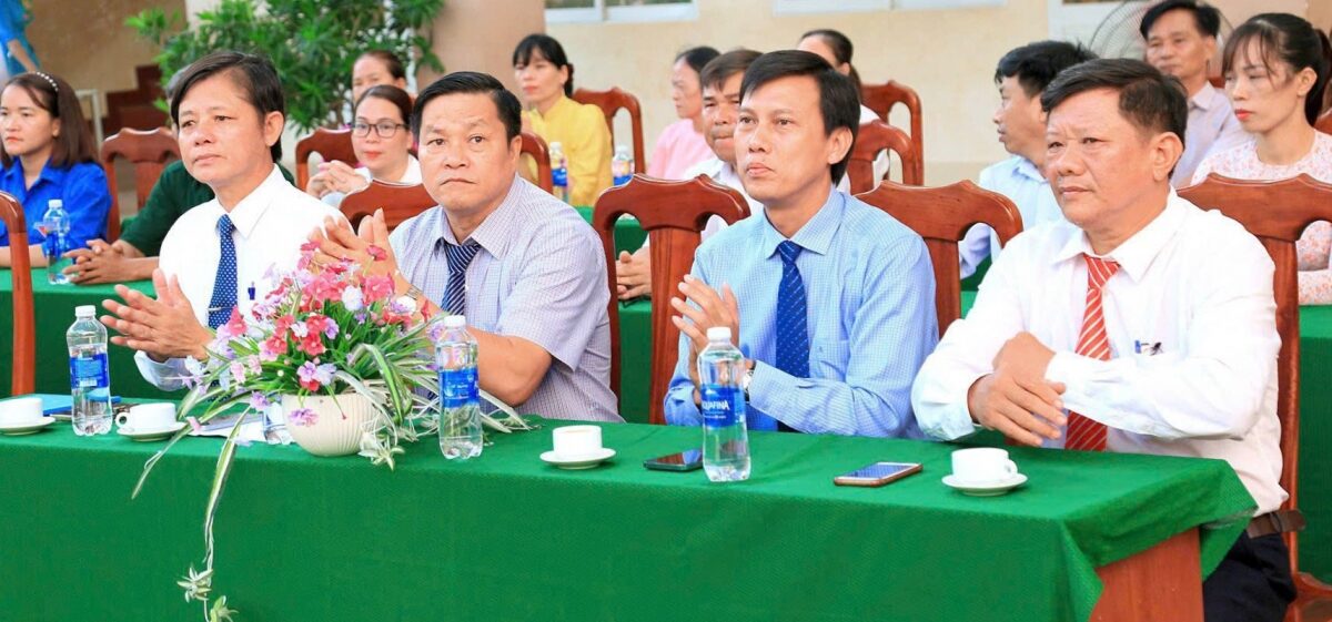 Các đại biểu tham dự lễ đón nhận xã đạt chuẩn Nông thôn mới nâng cao
